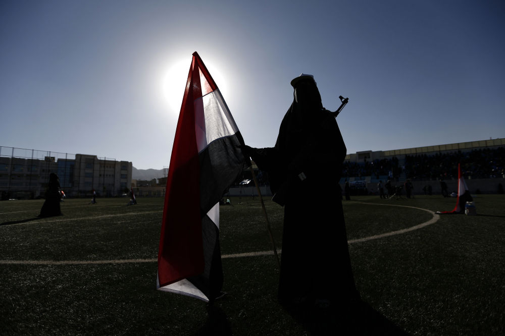 به‌ وێنه‌.. نمايشى سه‌ربازى هێزى ژنانى حوسى ببينه‌